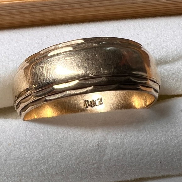 Jewelry - Gold band